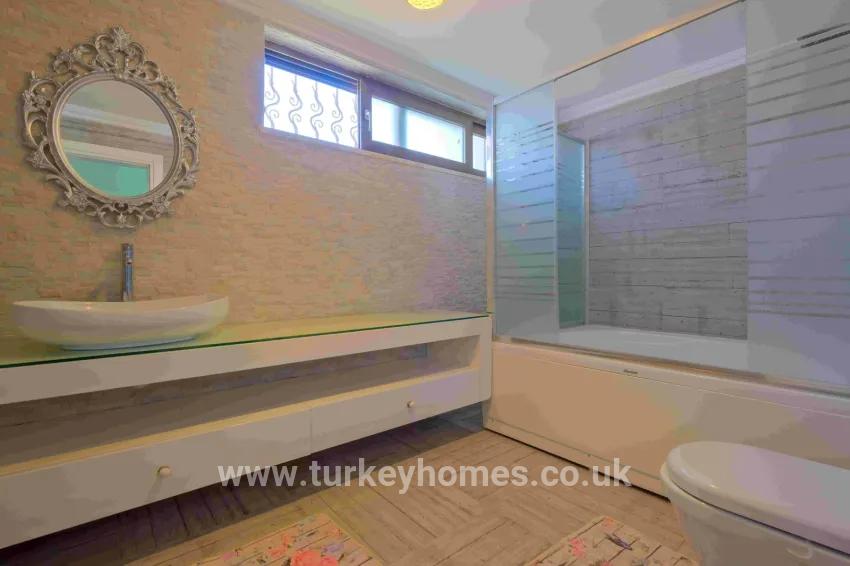 8+1-Zimmer Villa Zu verkaufen in Karagedik Bz. Fethiye - 500 m²