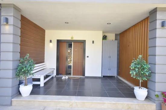 600 M² Grundstück Im Inneren mit privatem Pool freistehende Villa