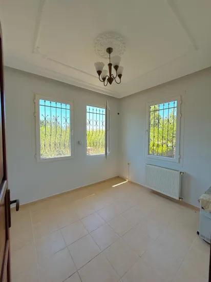 Freistehende Villa mit Garten und Pool zu vermieten
