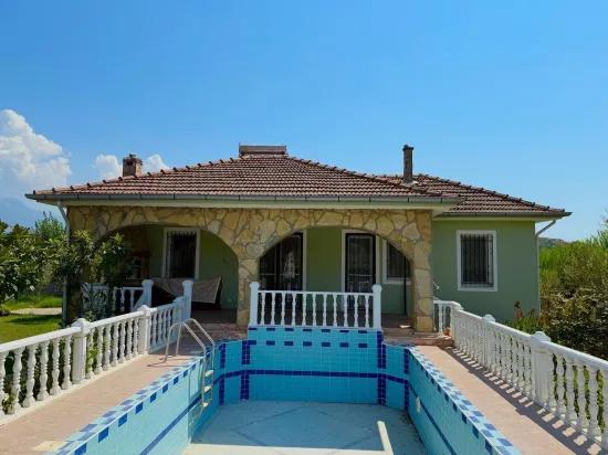 Freistehende Villa mit Garten und Pool zu vermieten