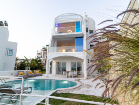 Triplex-Villa Mit Blick Auf Das Meer Und Die Prinzeninseln Freistehender Pool In Kalkan, Kaş