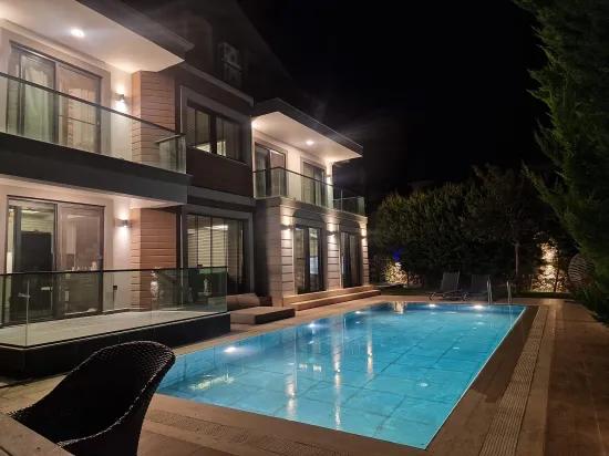 600 M² Grundstück Im Inneren Mit Privatem Pool Freistehende Villa