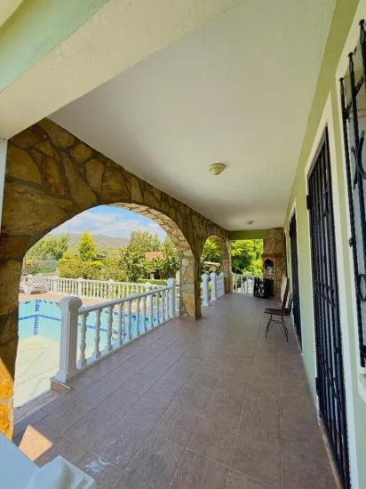 Müstakil Bahçeli Havuzlu Kiralık Villa
