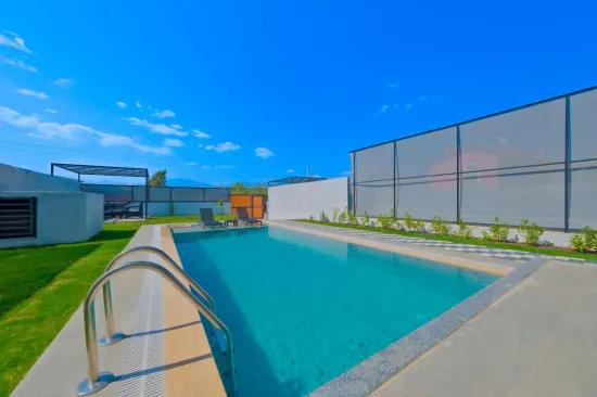 Koca Çalış'ta Kiralık Müstakil Havuzlu Eşyalı Villa