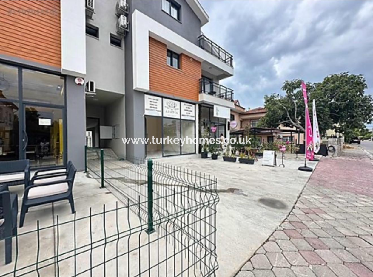 Akarca'da Yergüzlar'a Bakan Köşede Satılık 2 Adet Dükkan