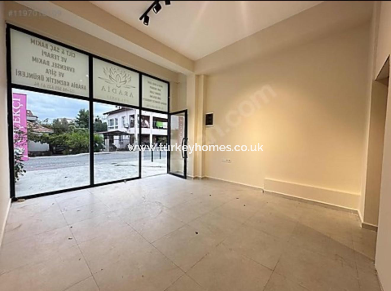 Akarca'da Yergüzlar'a Bakan Köşede Satılık 2 Adet Dükkan